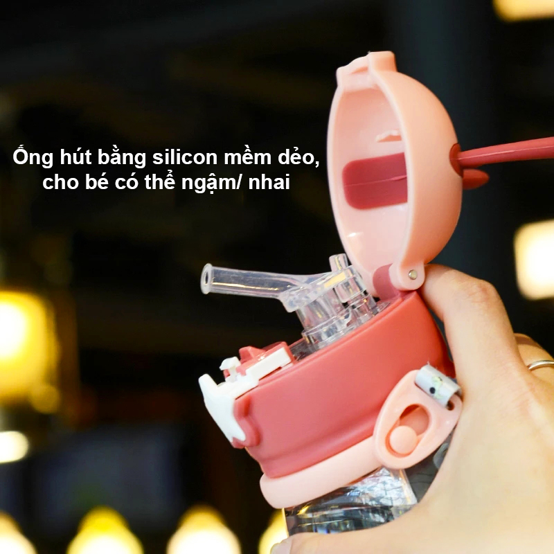 Bình nước cho bé đi học, Bình uống nước cho bé có ống hút 700ml bằng nhựa PP chịu nhiệt tốt tặng kèm túi và dây đeo tiện lợi – BN011