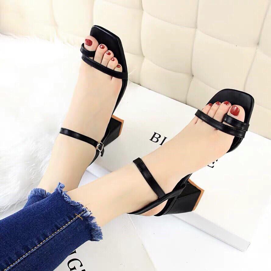 Giày cao gót vuông xỏ ngón