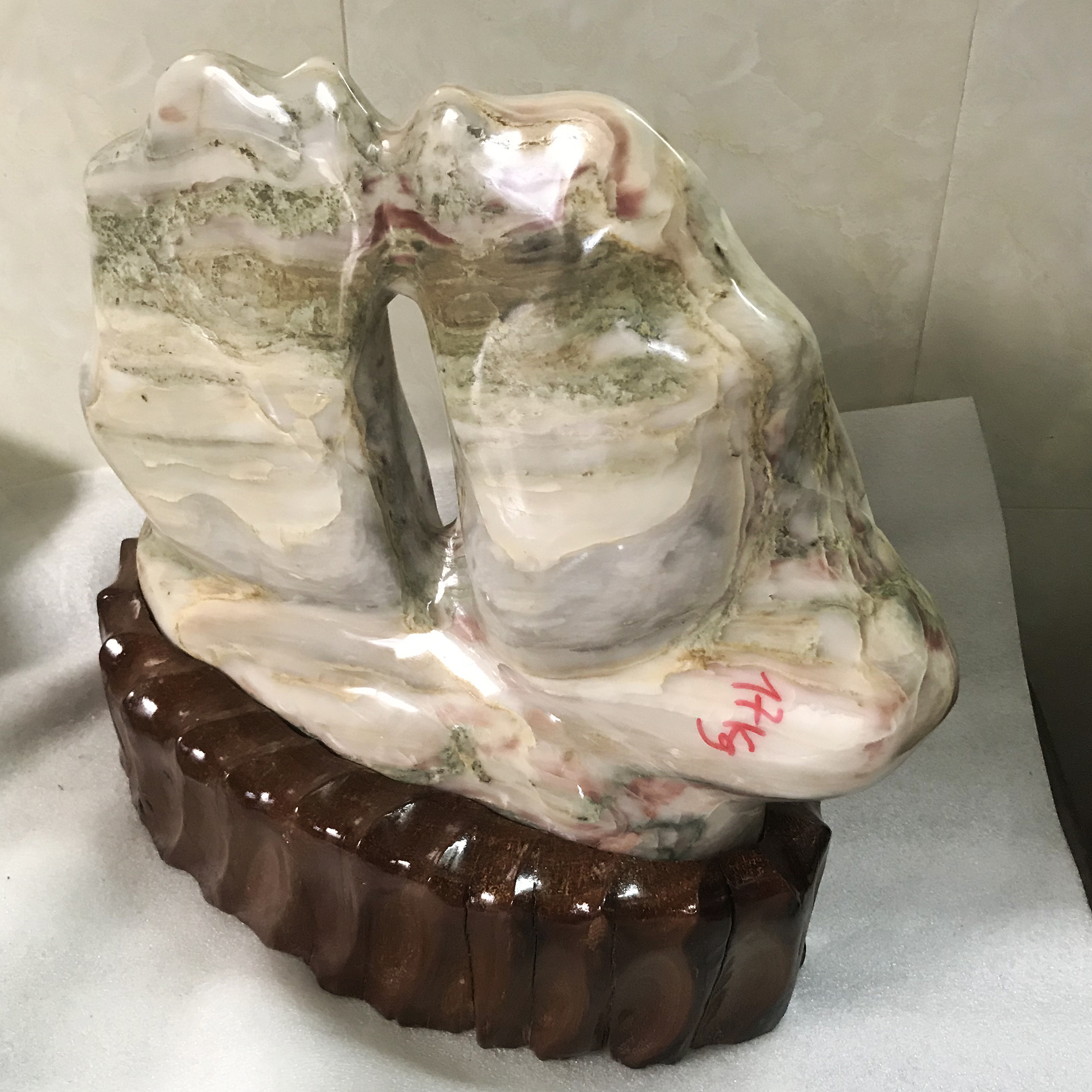 Đá tự nhiên màu hồng ngũ sắc hình cánh buồm  cao 35 cm nặng 20 kg cho người mệnh Thổ và hỏa datunhien