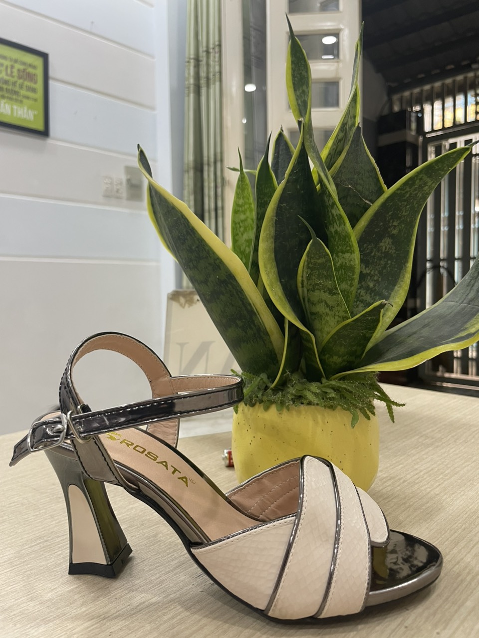 Sandal nữ hở mũi, da lì ROSATA RO442 cao 7p - Kem - HÀNG VIỆT NAM - BKSTORE
