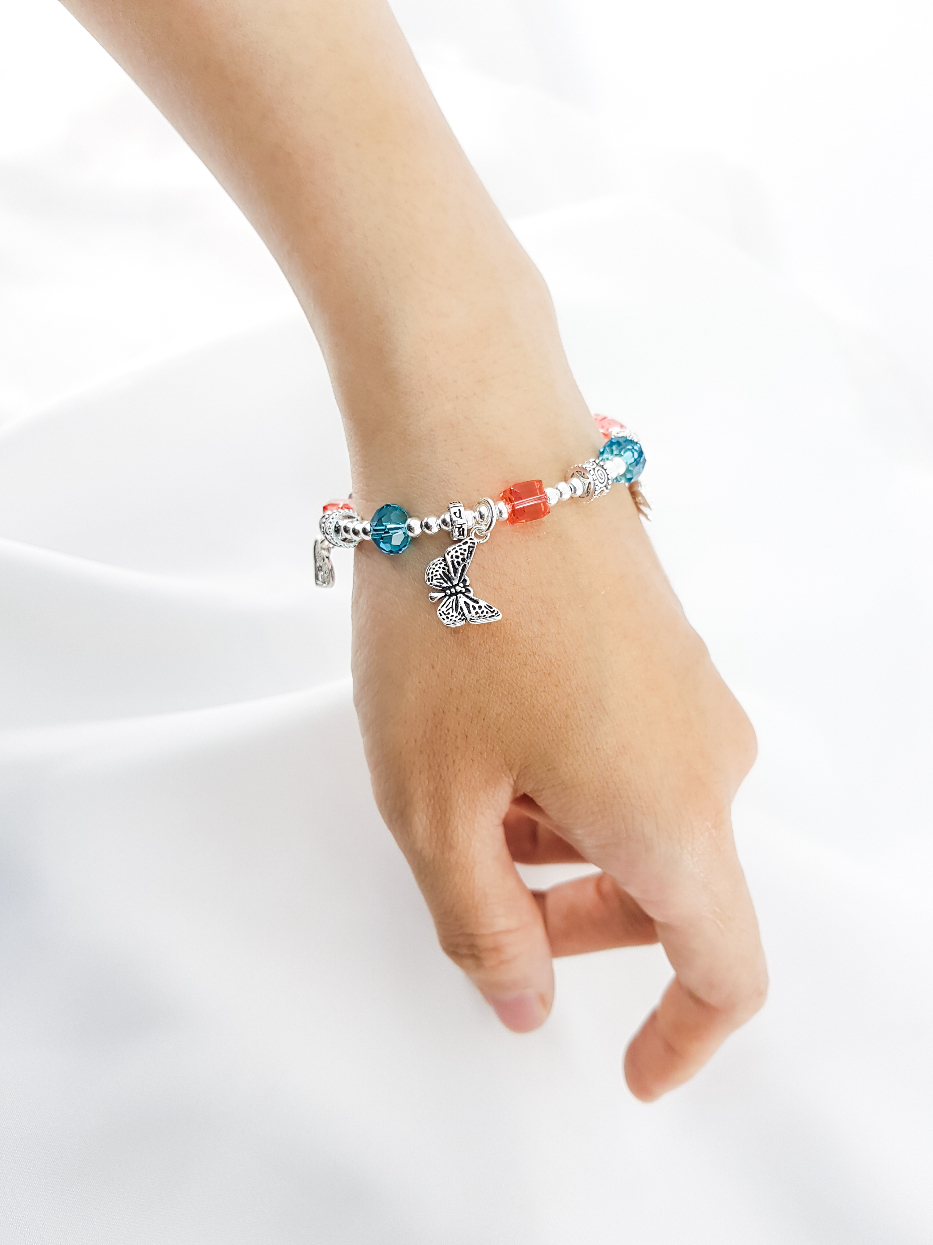 Vòng tay mệnh đá pha lê mix charm hoa+ tim
