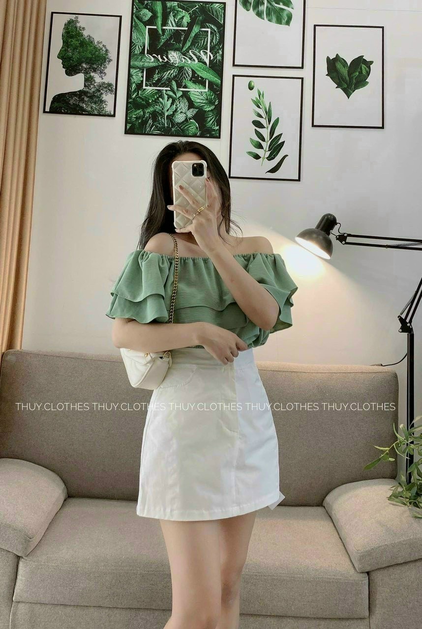 Set áo trễ vai và chân váy ngắn