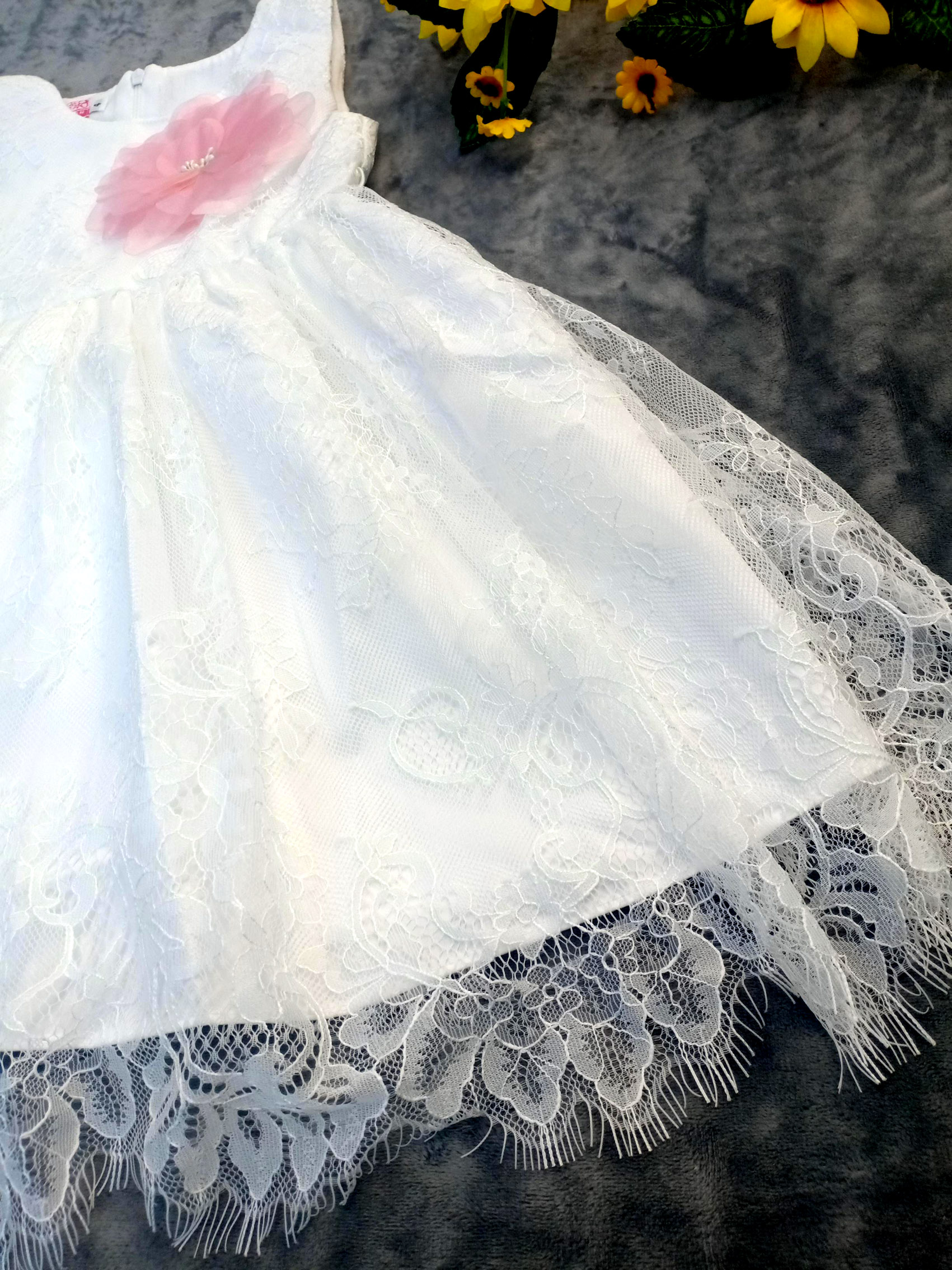 Đầm công chúa trắng cài hoa hồng cao cấp
