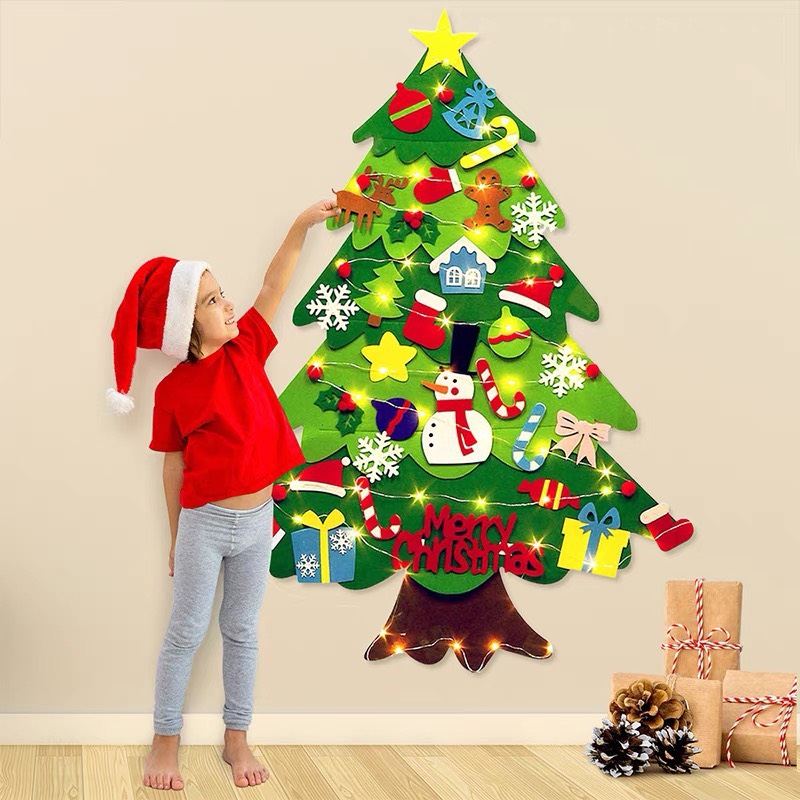 Cây thông noel vải dạ cỡ lớn treo dán tường kèm đèn LED có 32 phụ kiện trang trí giáng sinh cho bé