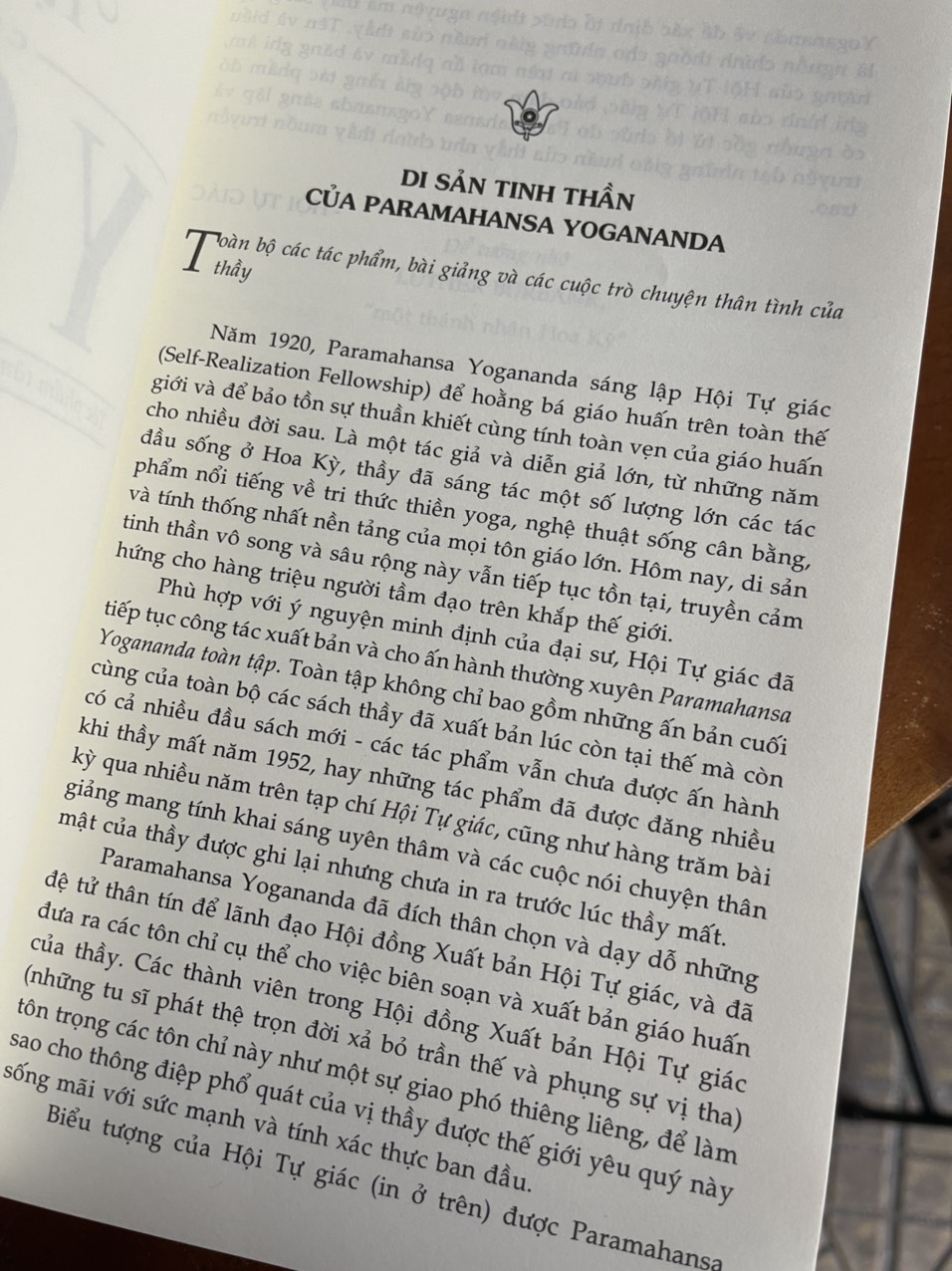 (Tái bản 2022) TỰ TRUYỆN CỦA MỘT YOGI -  Paramahansan Yogananda - Thiên Nga dịch - Nhã Nam - NXB Dân Trí (bìa mềm)