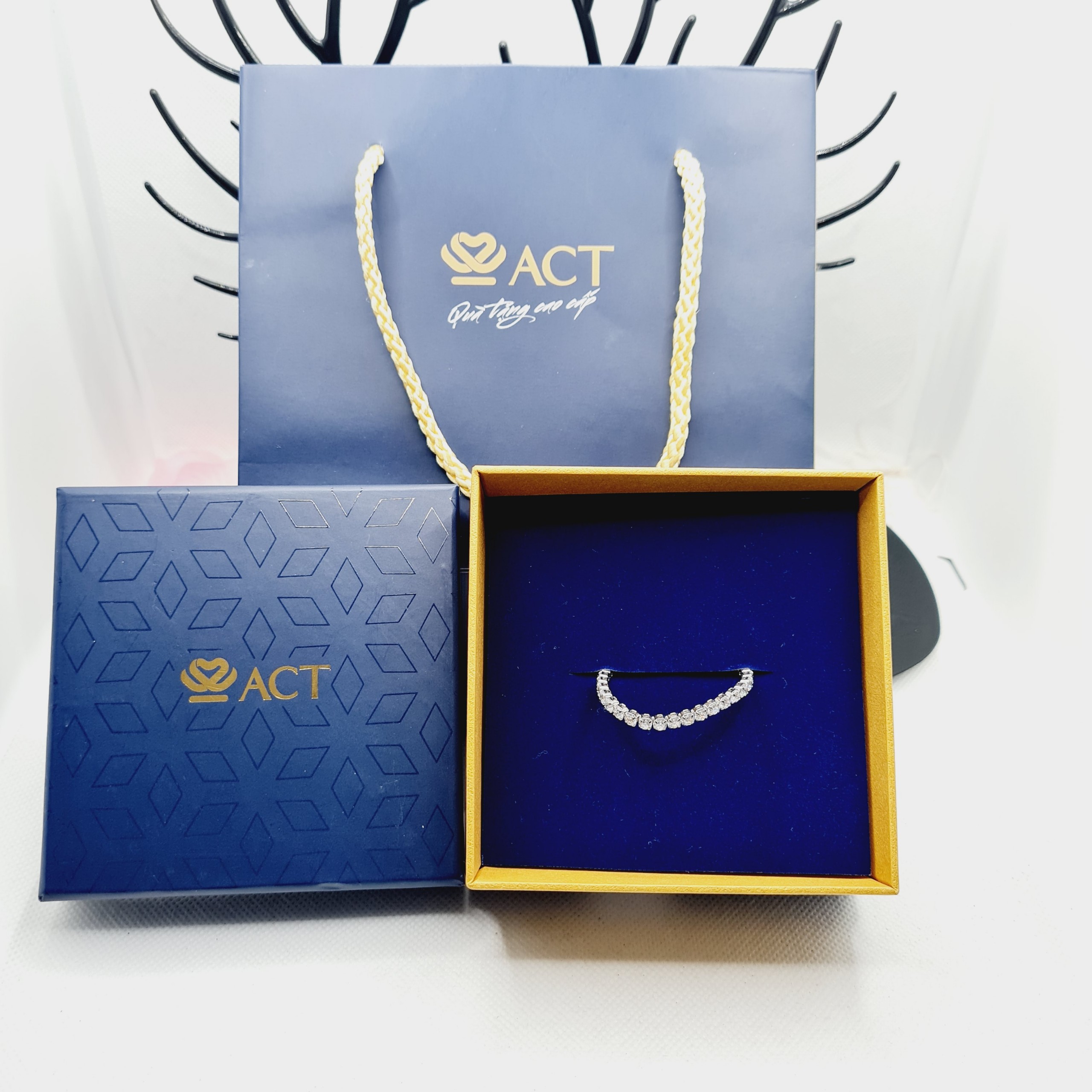 Lắc tay kết hợp đá trắng chất liệu bạc 925 thời trang phụ kiện trang sức nữ sang trọng
