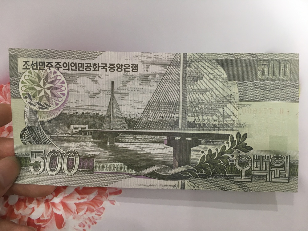Tiền 500 Won của Bắc Triêu Tiên hình tòa nhà quốc hội , tặng phơi nylon bảo quản tiền