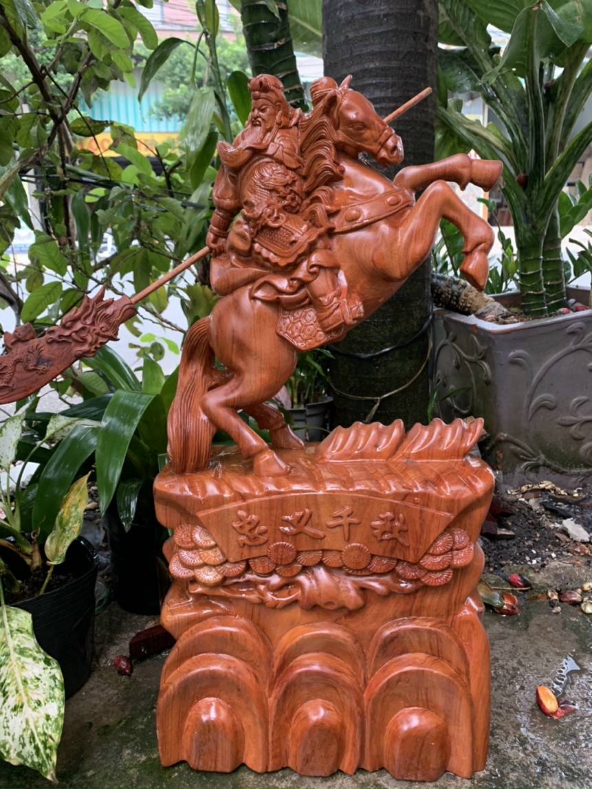 Tượng quan công cưỡi ngựa tượng phong thủy bằng gỗ hương 60 x 35 X 15 CM