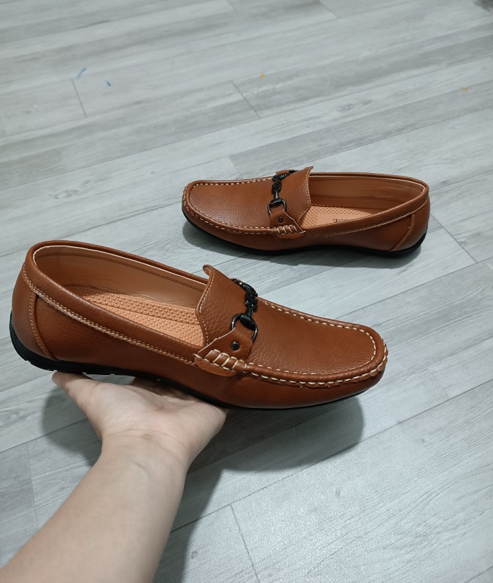 Giày lười nam màu nâu với khóa ngang siêu đẹp, kiểu dáng dễ phối đồ, lót massge chân