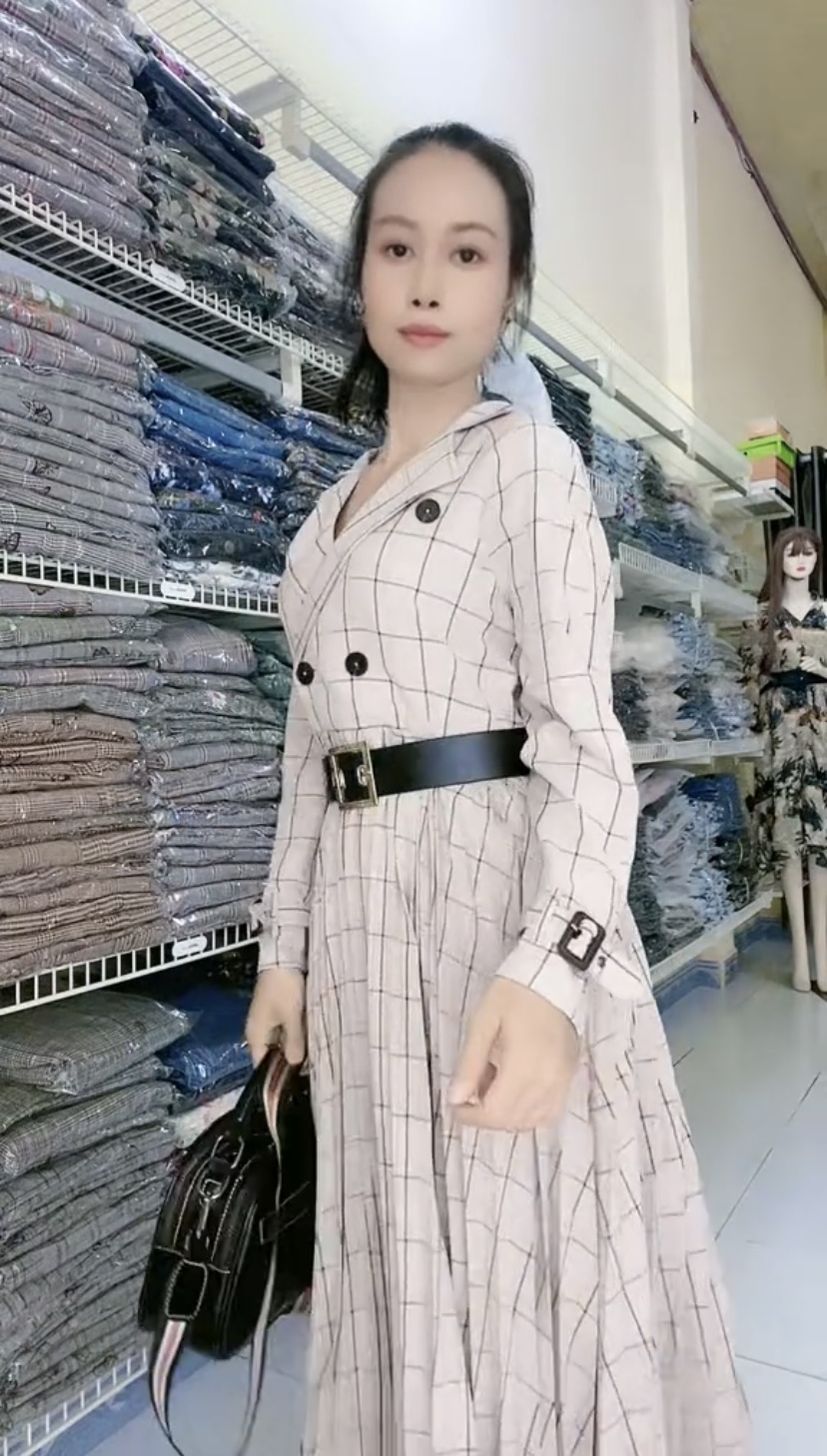 Đầm vest xếp ly họa tiết kẻ sọc là một trong những style công sở thanh lịch được chuộng hiện nay