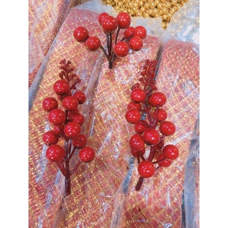 Chùm quả đỏ bóng trang trí