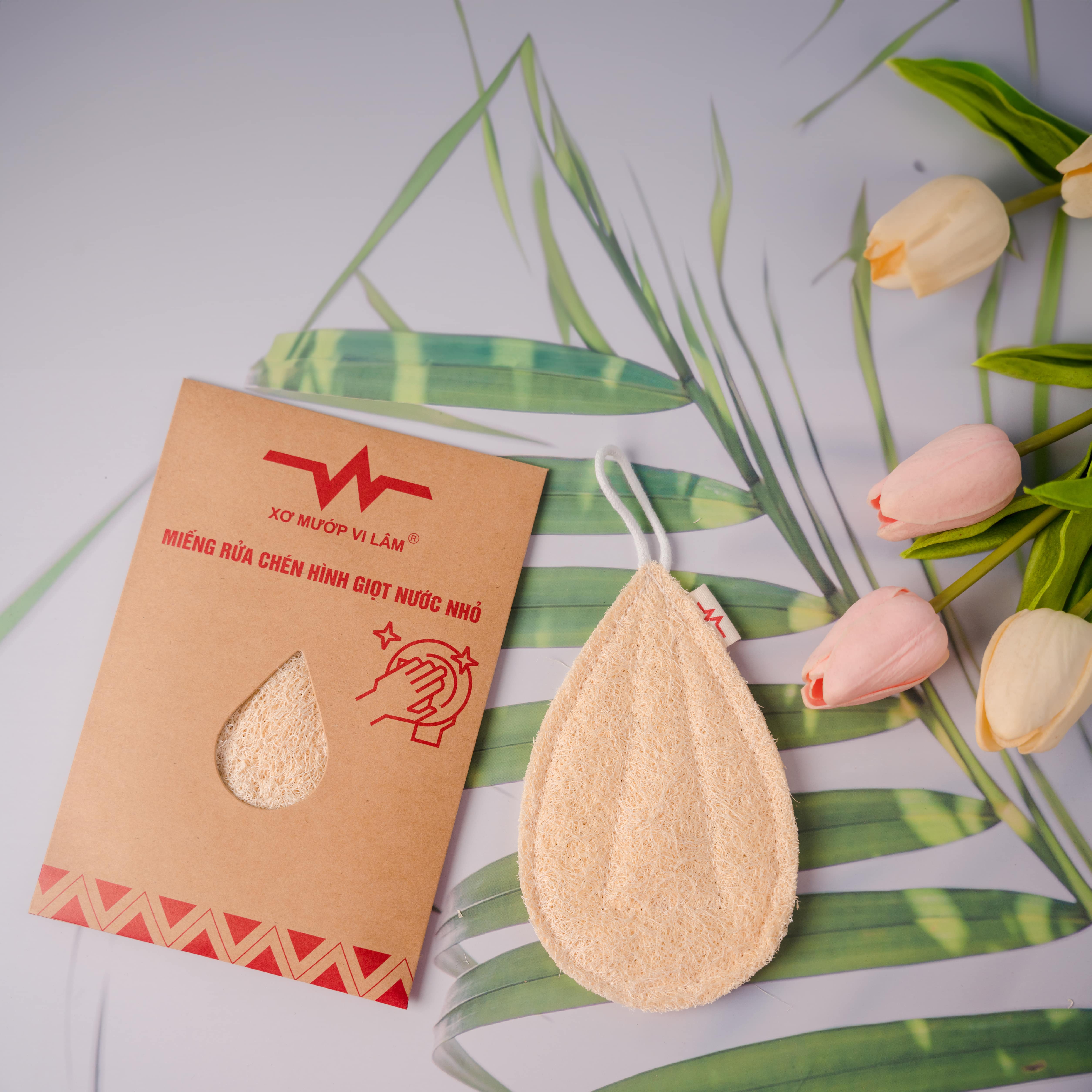 Miếng rửa chén xơ mướp thiên nhiên hình giọt nước nhỏ, tiện lợi khi sử dụng, không gây hại da tay và thân thiện với môi trường. Không gây xước men chén đĩa khi cọ rửa.