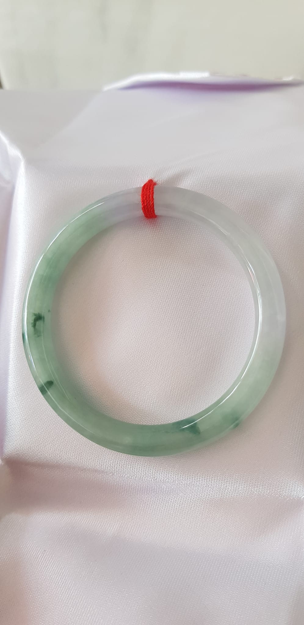 Vòng Cẩm Thạch tự nhiên A Sịn Đẹp 49mm x cọng 7mm Màu trắng bóng xanh rêu đẹp lạ sang vân đậm bóng ánh xíu tím nhẹ rất là đẹp sang Nữ 47kg - 51kg đeo đẹp ạ