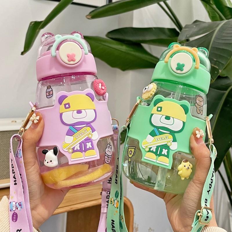 BÌNH NƯỚC NHỰA TRÒN BẦU HÌNH GẤU 600ML TÍCH HỢP ỐNG HÚT NẮP BẬT MỞ CHỐNG TRÀN KÈM DÂY ĐEO STICKER XINH XẮN ĐÁNG YÊU
