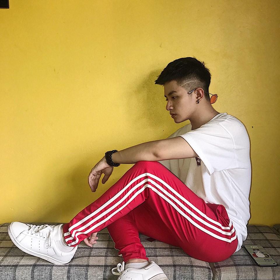 Quần đỏ sọc trắng ống suông