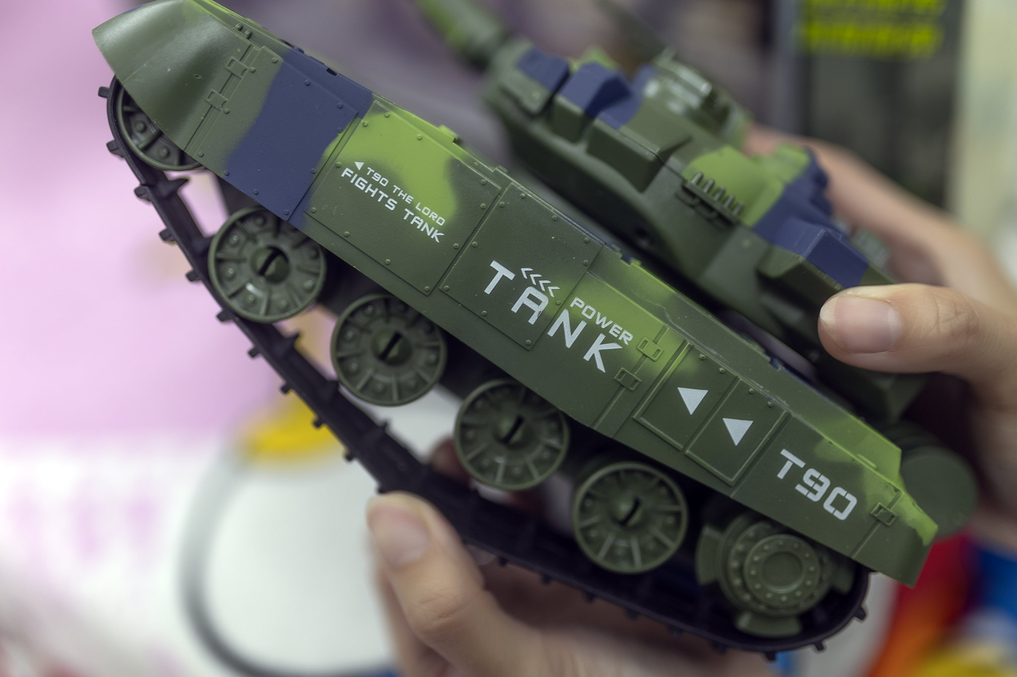 Đồ chơi mô hình siêu xe tăng cao cấp T90 di chuyển bằng xích dùng pin sạc có âm thanh, ánh sáng