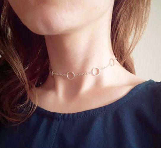 Vòng cổ titan bó sát cổ