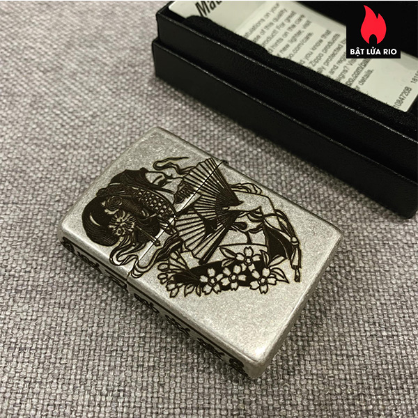 Bật Lửa Zippo Bạc Giả Cổ 121Fb Khắc Cô Gái Geisha 5 Mặt – Zippo 121Fb.Geisha