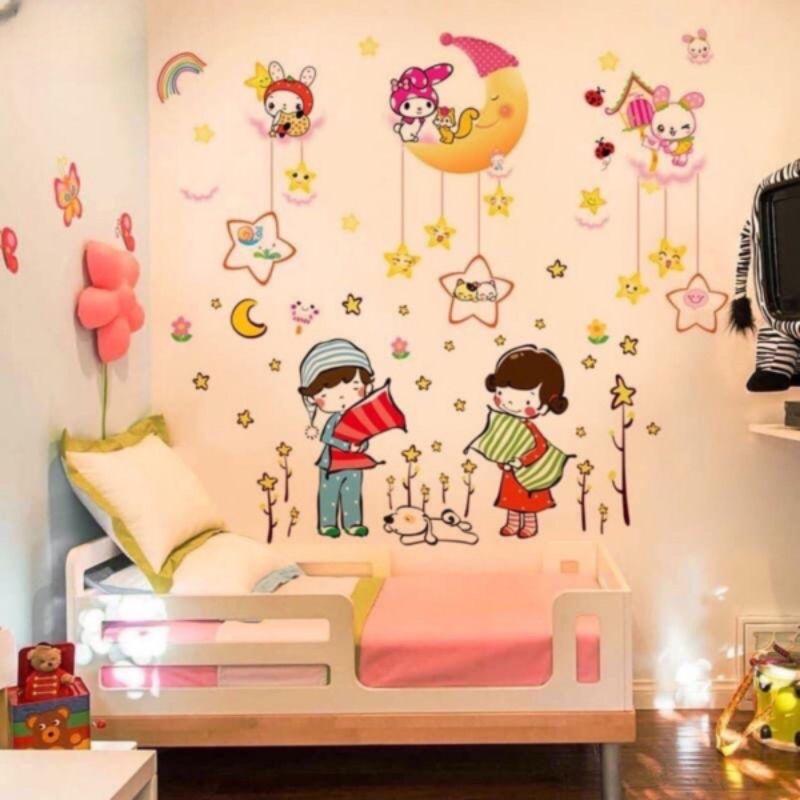 Decal dán tường trăng sao và bé ôm gối