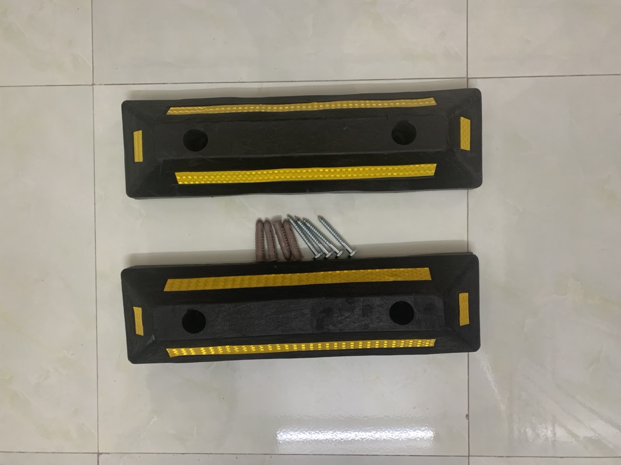 Cao su chèn bánh xe, cao su chặn lốp xe, chặn lùi sau xe loại 1 vạch