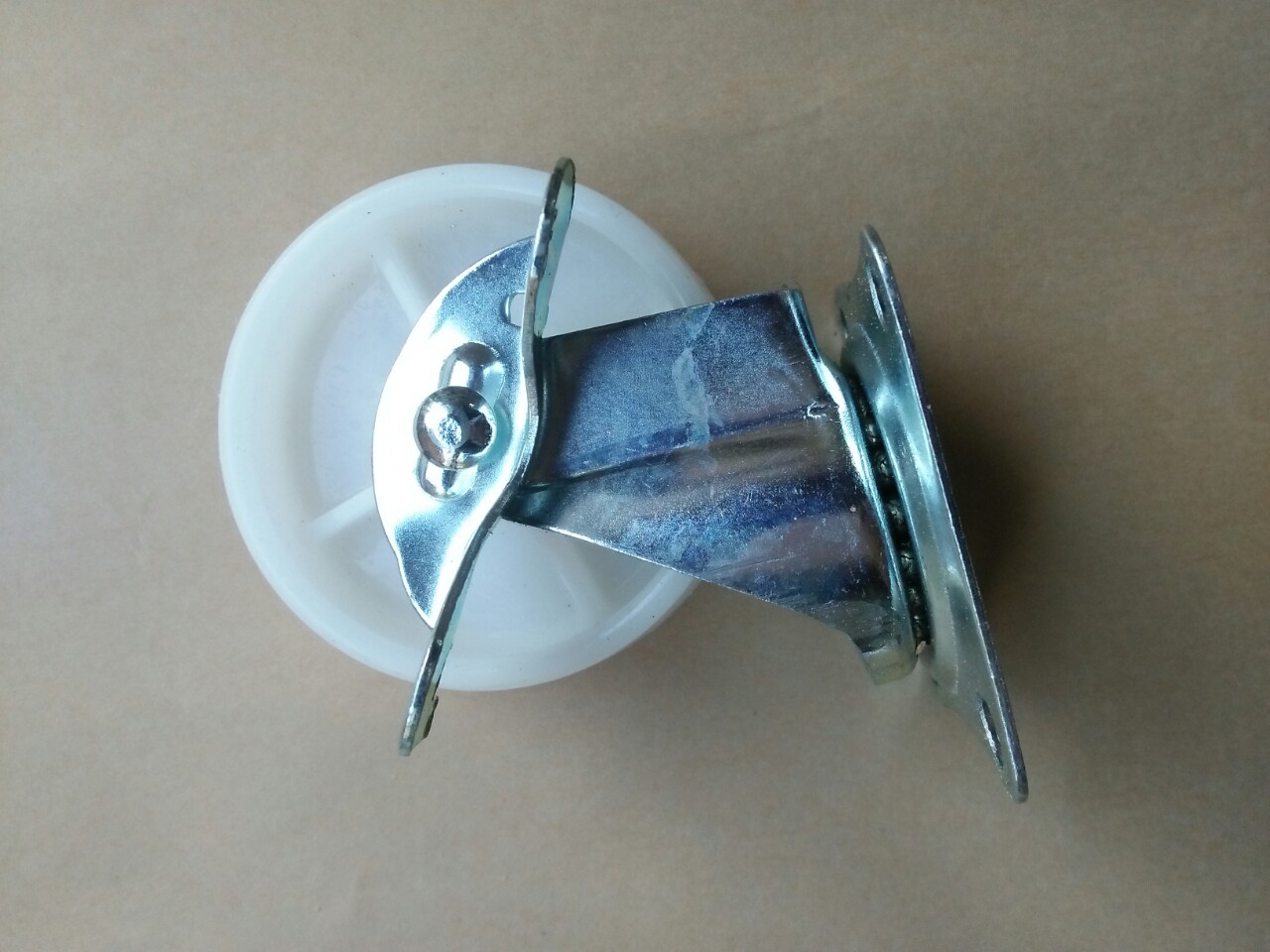 Bánh xe đẩy nhựa trắng 7 cm xoay 360 độ, có khóa chống trượt