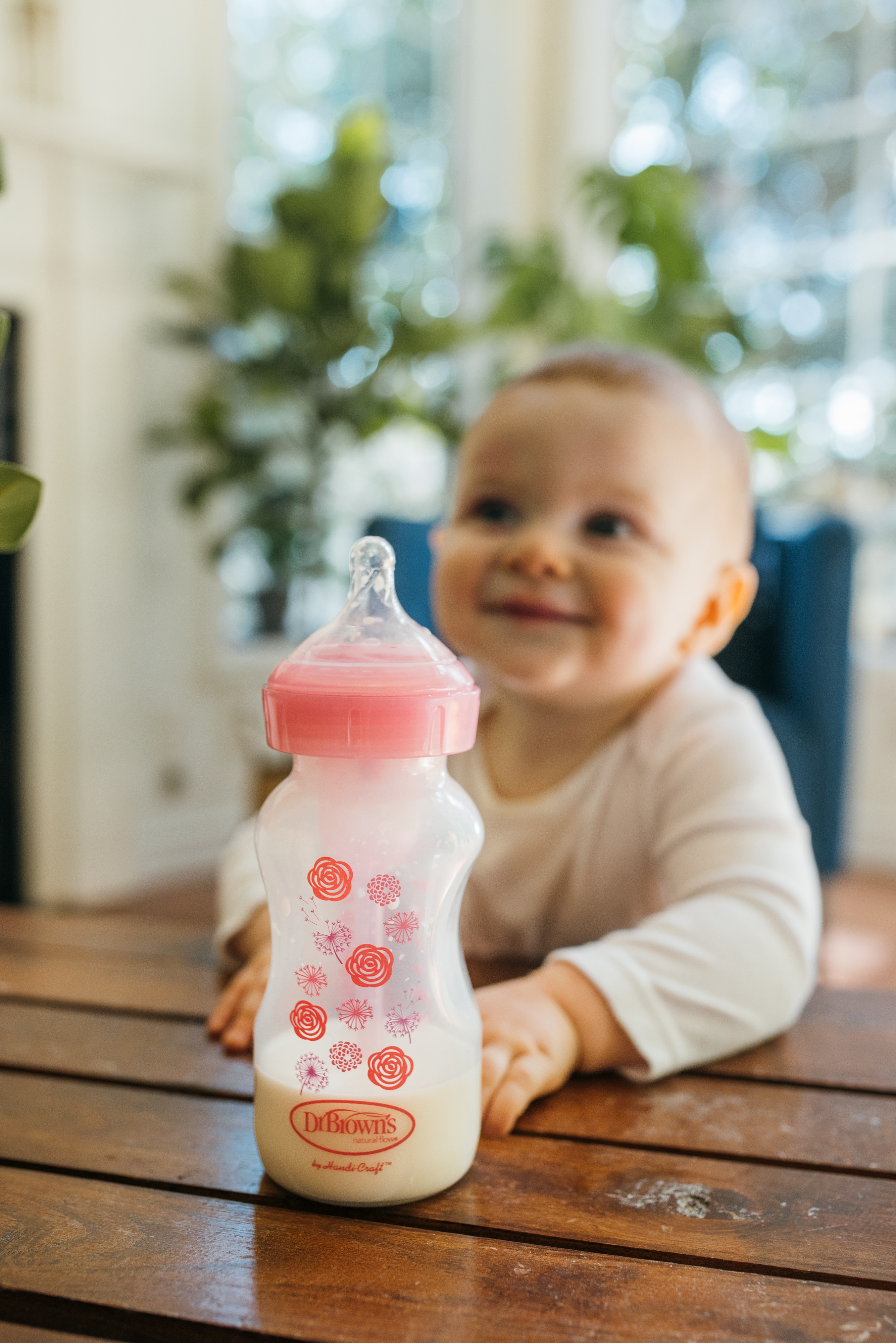 Bộ quà tặng gồm 3 bình sữa cổ rộng , 1 ty ngậm 0-6m+ và 1 cọ bình sữa