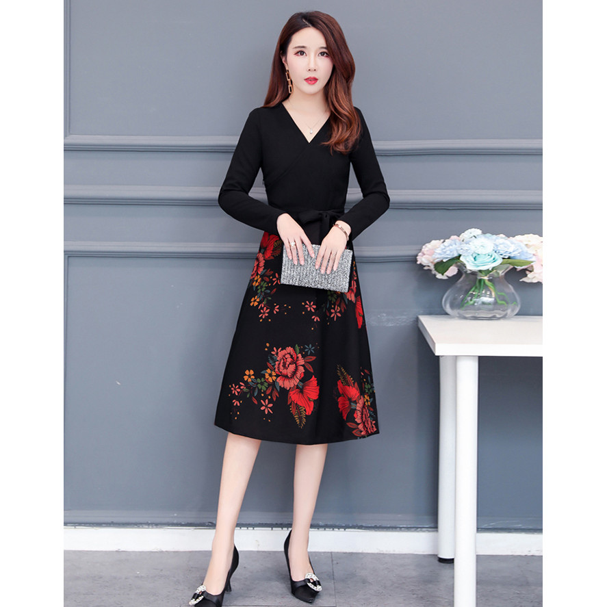 Váy liền dáng chữ A họa tiết hoa đỏ cổ tim màu đen VA16