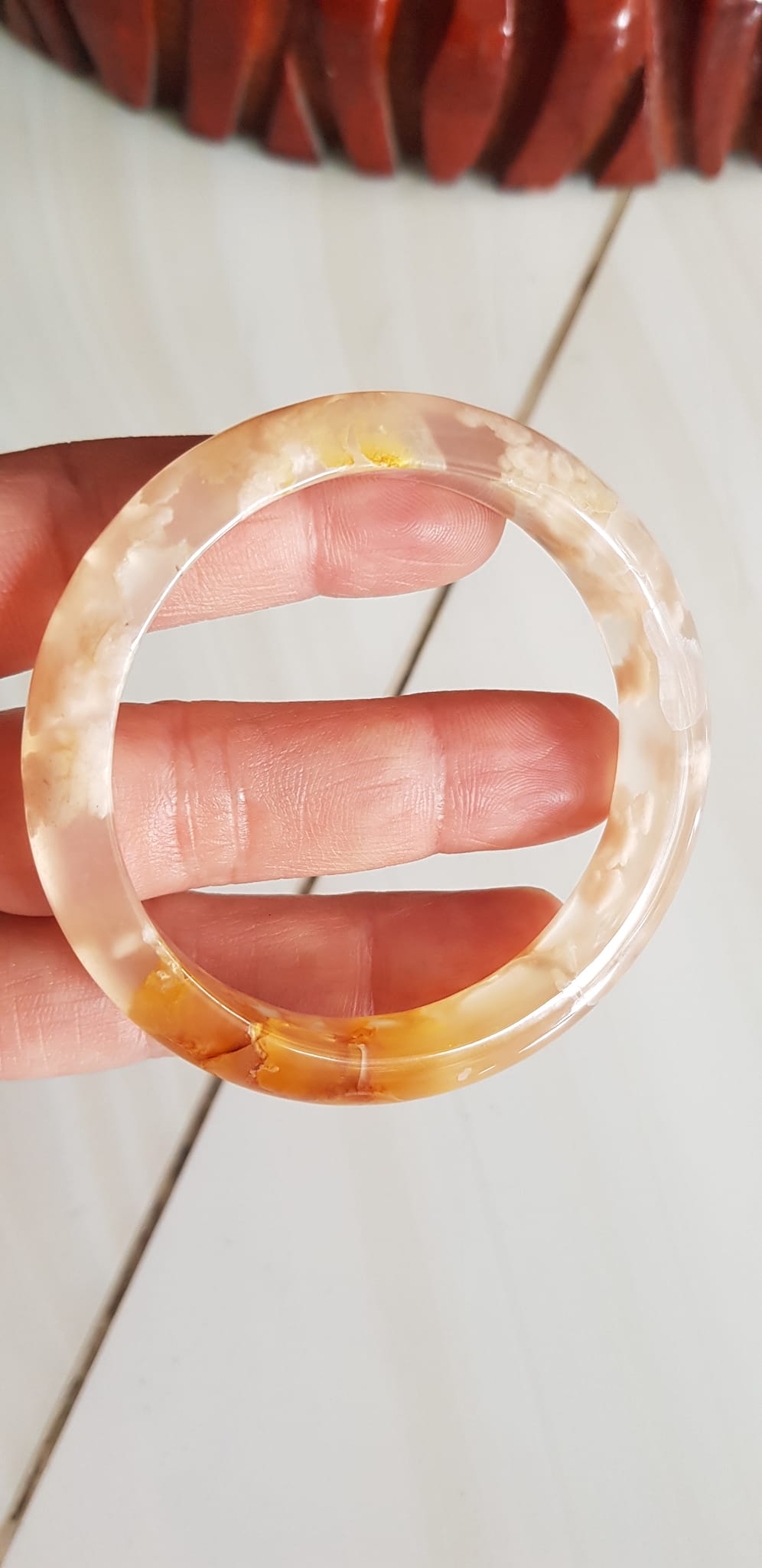 Vòng tay Nữ Bản Hẹ Mới Đá Mã Não Bông Vàng trắng rau câu đều bóng vòng quá đẹp luôn Vòng Ni 51mm x Cao 11mm x dầy 7mm Nữ mệnh Kim mệnh Thổ Nữ Cân nặng 49kg - 52kg đeo xinh tay đẹp lắm ạ