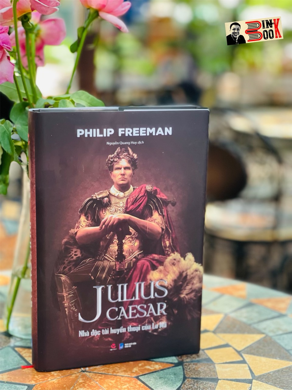 (Bìa cứng áo ôm) JULIUS CAESAR - Nhà độc tài huyền thoại của La Mã - Nguyễn Quang Huy dịch - Philip Freeman - Bách Việt Book - NXB Dân trí