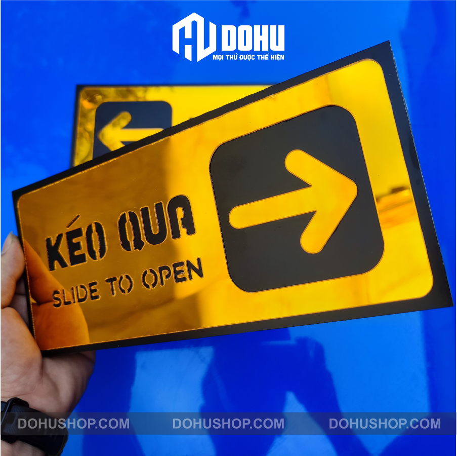 Bảng Gương Vàng Chỉ Dẫn Mở Cửa Kéo Qua - Song Ngữ - Có sẵn keo dán phía sau