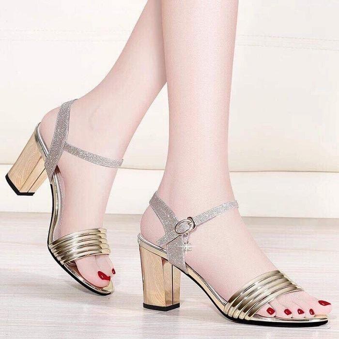 Giày / Sandal Cao Gót Nữ Hở Mũi Màu Bạc 7p Đế Vuông.