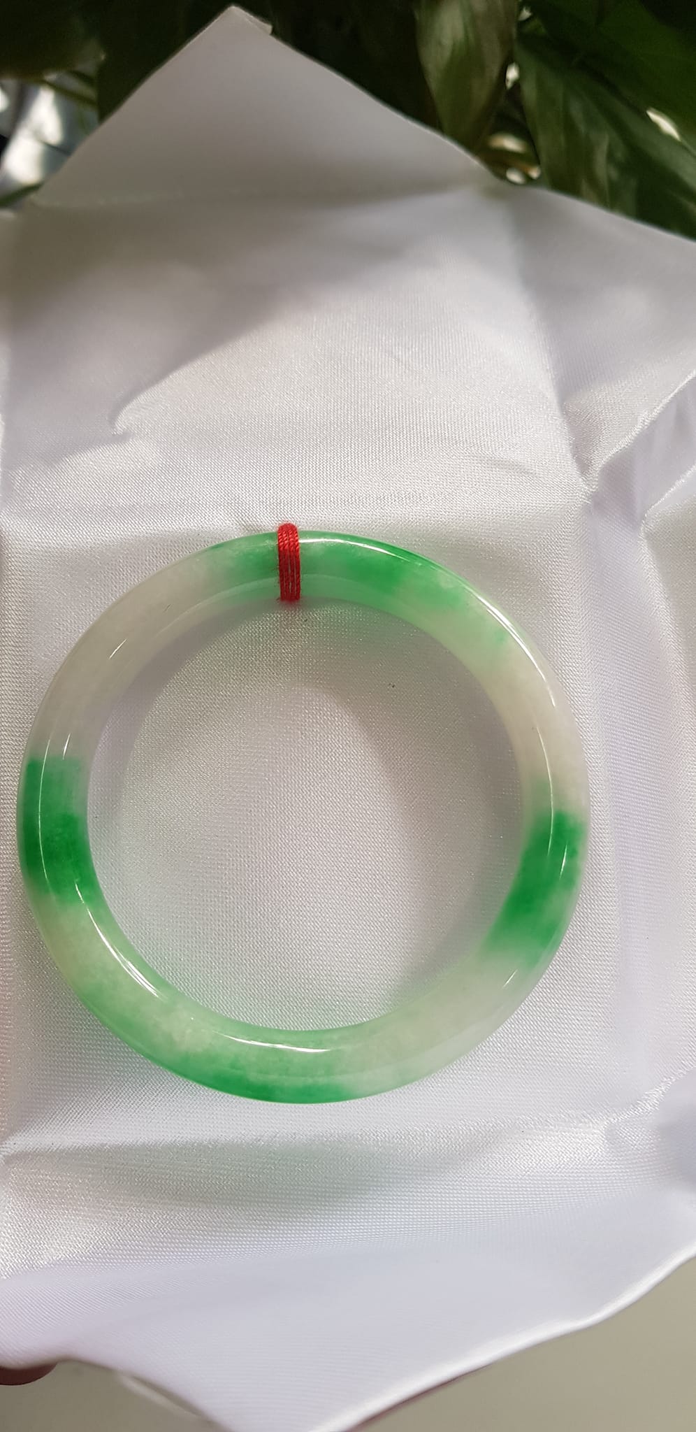 Vòng tay nữ đá Cẩm Thạch tự nhiên mới TR LÝ IC Sịn 51mm x chột 8mm Vòng màu xanh lý trắng bóng đều đẹp nữ 50kg - 54kg đeo ạ