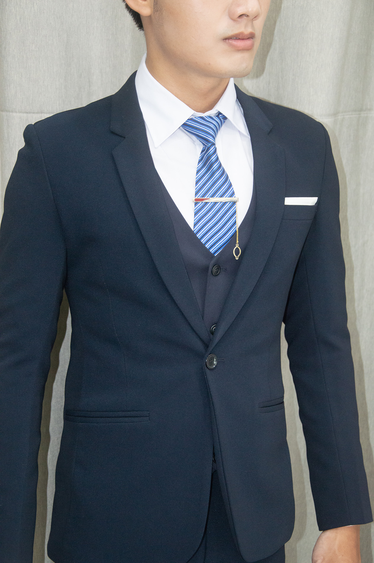 Bộ vest nam 1 nút và gile ôm body màu xanh đen chất liệu vải co dãn thoáng mát