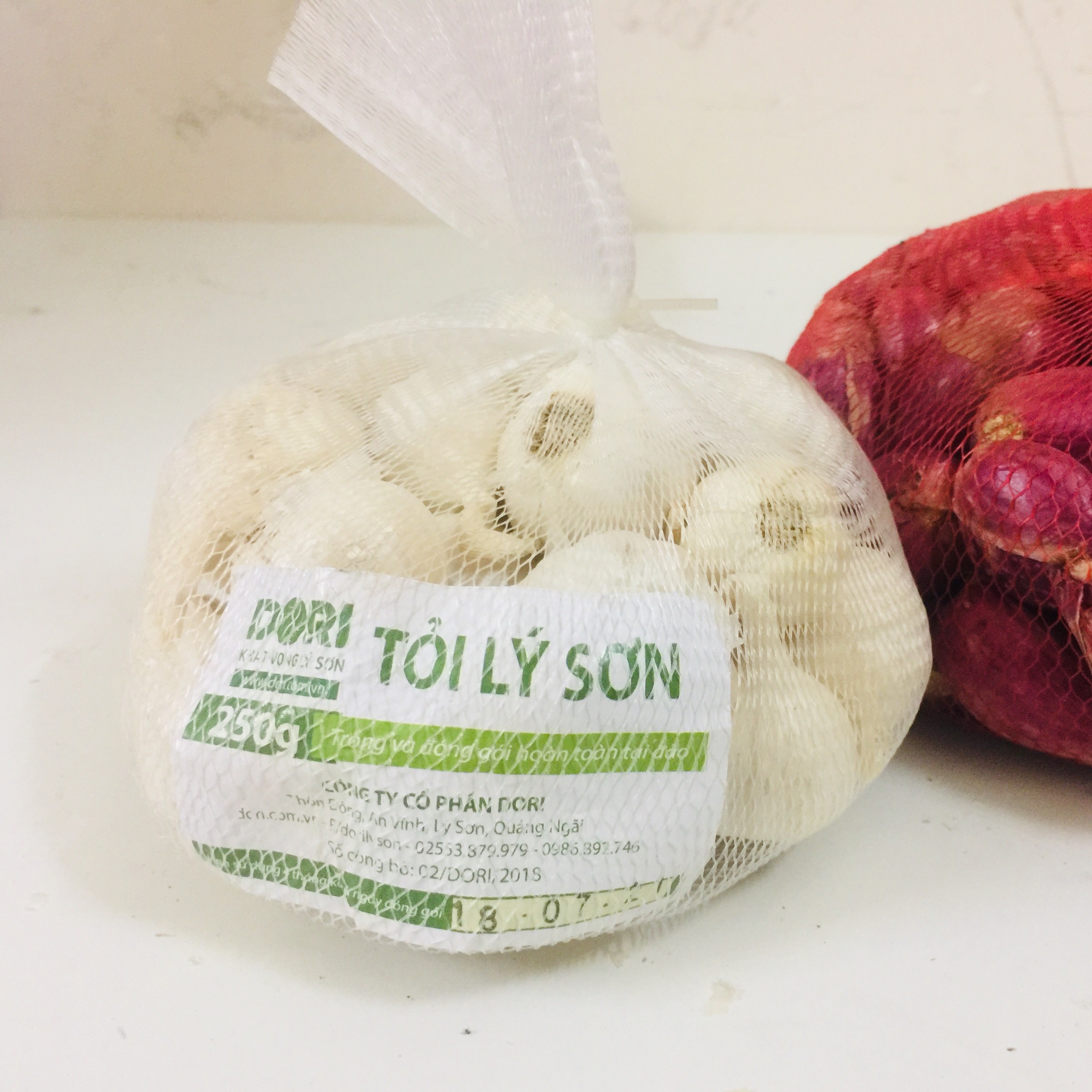 Đặc Sản Quảng Ngãi - Tỏi Lý Sơn Dori - Loại tỏi nhiều tép - Túi lưới 250g - Trồng tại đảo Lý Sơn - Cam kết đúng xuất xứ - Hoàn tiền 200% nếu sai cam kết - Dùng để ăn sống hoặc chế biến