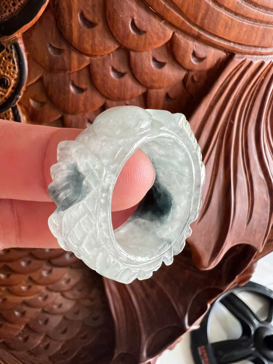 Nhẫn Rồng Nam Ni 21mm Cao 13mm Dầy 6mm Đá Cẩm Thạch màu Xanh nhẹ bóng trắng xíu xanh đen đẹp ạ