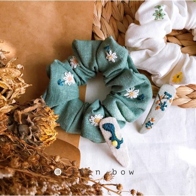 Scrunchies và kẹp linen thêu và kẹp ren