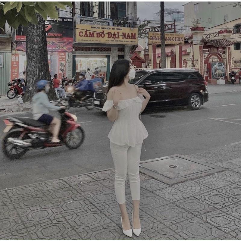 Set áo trắng bẹt vai với quần baggy