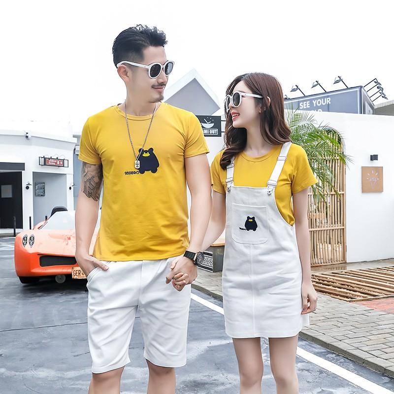 Áo cặp nam nữ ️FREESHIP️ set áo thun đôi màu vàng logo thêu kèm váy yếm và quần short kaki màu trắng đẹp AT31