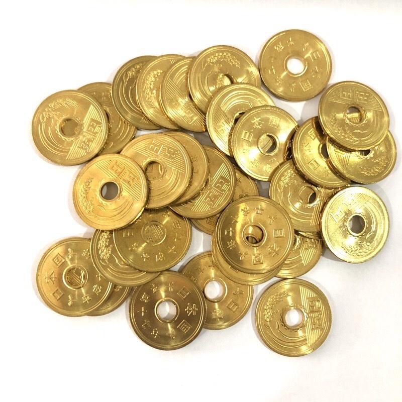 Đồng xu may mắn 5 yên Nhật tặng túi gấm đỏ phong thuỷ chất lượng mới 100%,