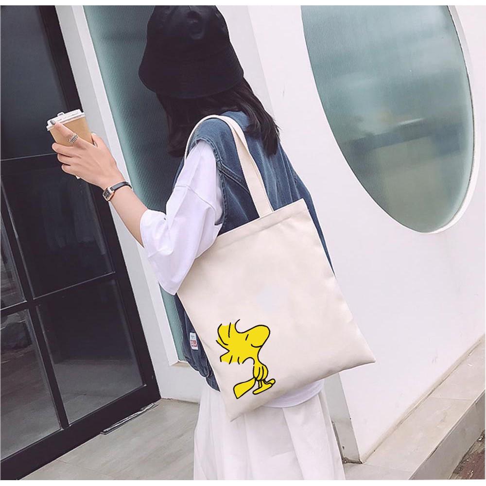 Túi Tote Vải Mộc Ginko kiểu basic có dây kéo khóa miệng túi đựng vừa laptop 14 inch và nhiều đồ dùng khác In Hình Woodstock Snoopy M21