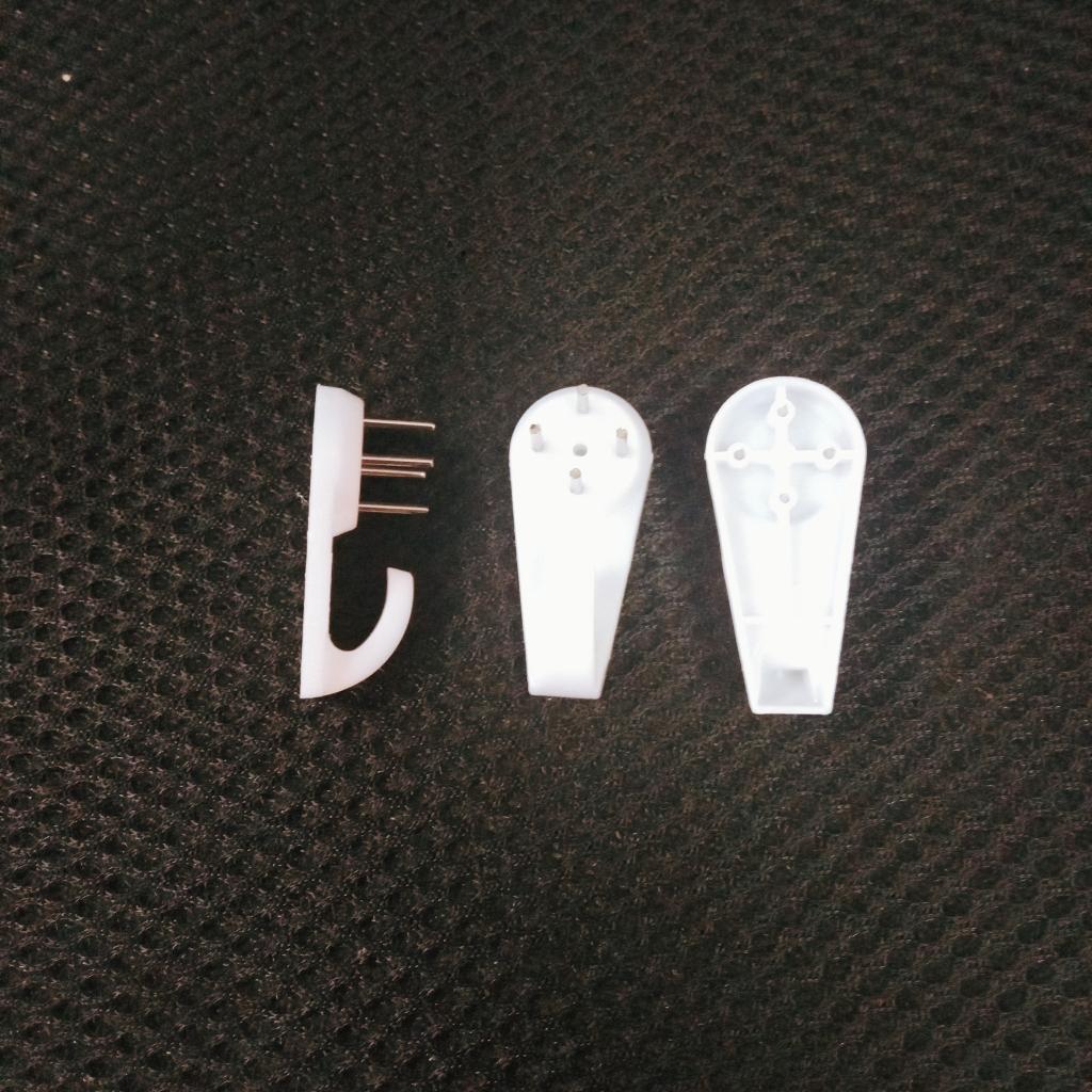 Đinh 4 chân  dùng để treo các loại đồng hồ treo tường Thắng Phương Shop