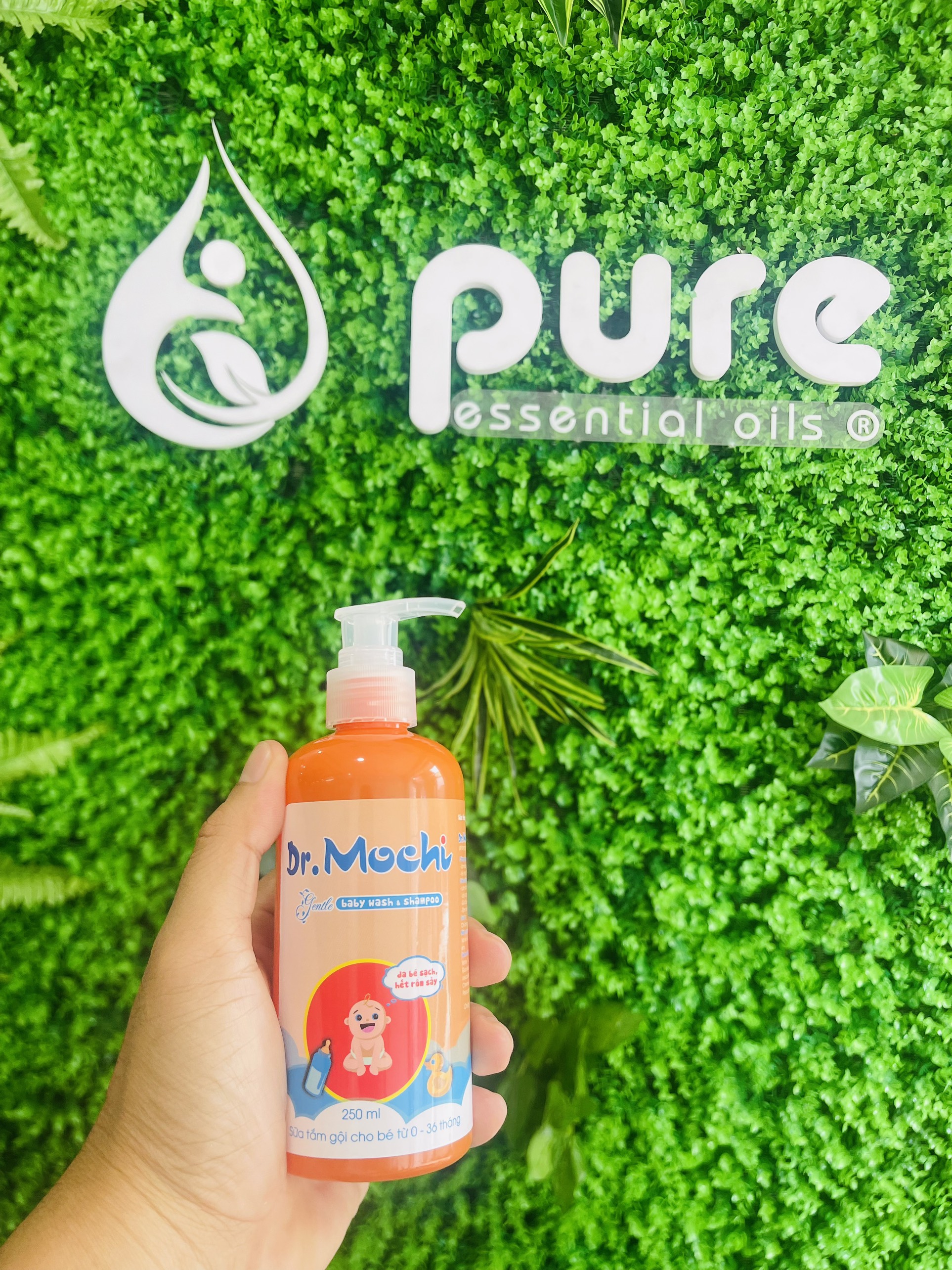 Sữa tắm gội toàn thân thảo dược Dr.Mochi Gentle - Làm sạch, giữ ẩm, làm mềm da -  Hỗ trợ phòng rôm sảy - Tăng cường bảo vệ da - Dưỡng ẩm, làm dịu da, phục hồi da - Giảm kích  ứng, làm dịu da tổn thương  250ml