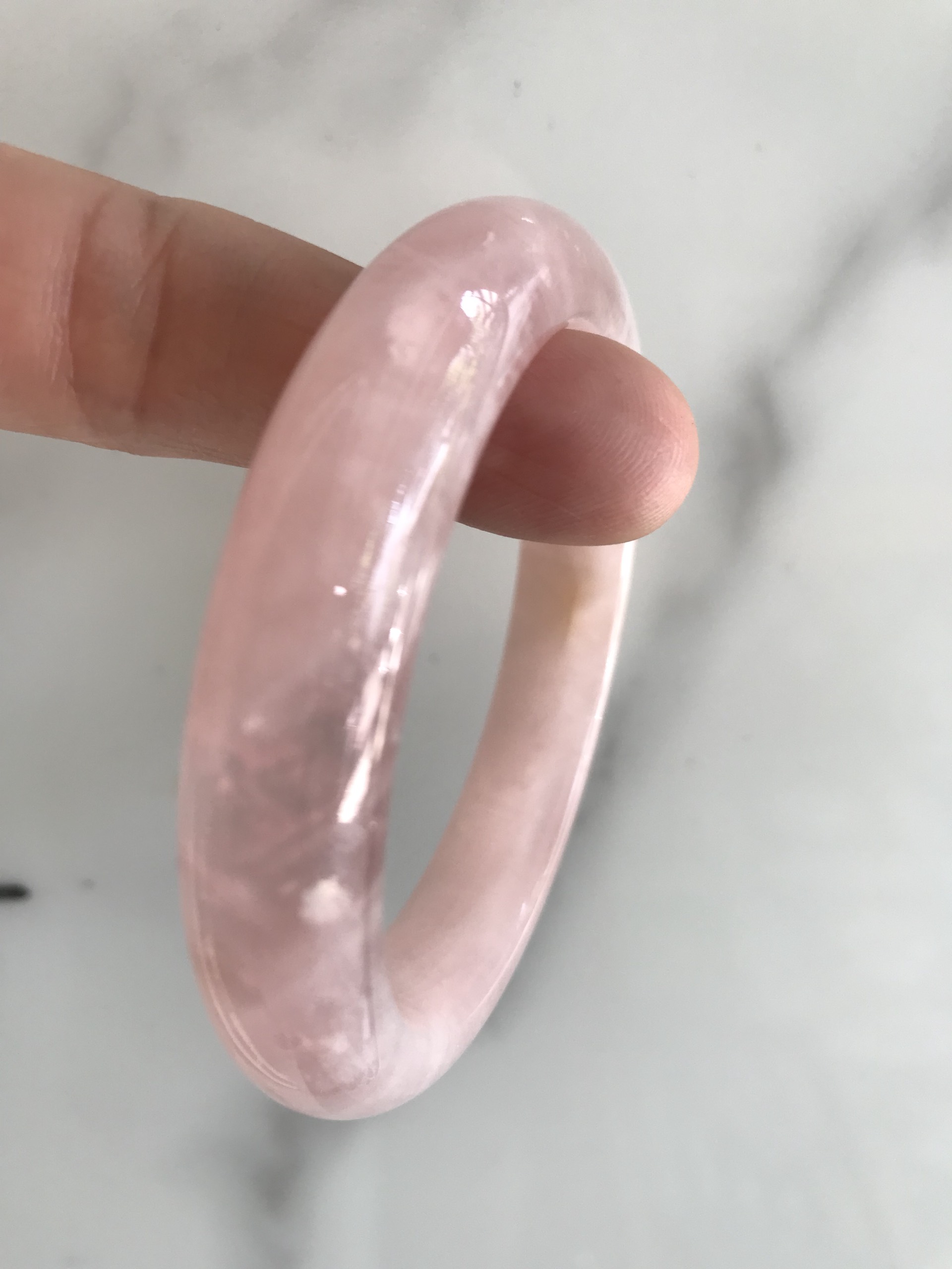 Vòng Thạch Anh Hồng Tự Nhiên Bản Hẹ Mới đẹp Ni 54mm Cao 12mm Dầy 8mm Màu Hồng tươi xinh bóng đẹp Nữ mệnh Hỏa mệnh Thổ tay vừa đeo 50kg - 54 kg ạ