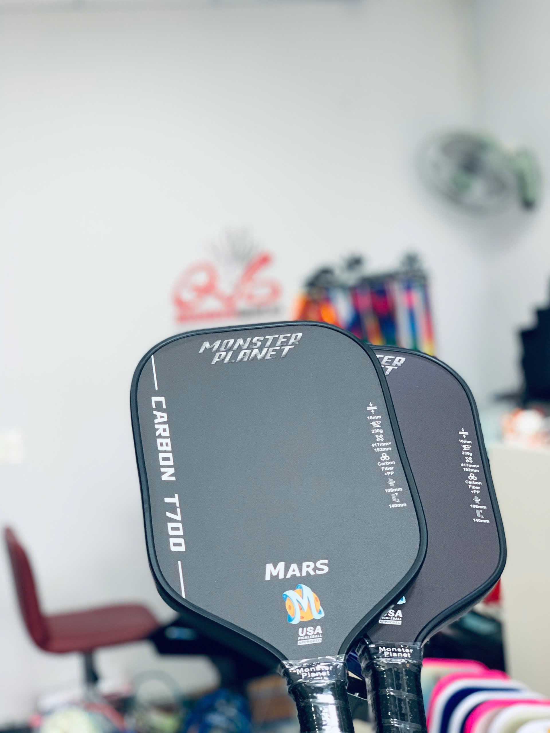 ￼Vợt Pickleball Mars Chuyên Nghiệp USAPA Approved. Raw Carbon T-700 Nhám, Hỗ Trợ Xoáy và Kiểm soát bóng Spor