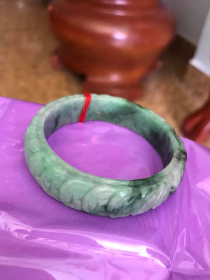 VÒNG TAY ĐÁ CẨM THẠCH TỰ NHIÊN BẢN HẸ TIỀN NGỌC 51MM TRẠM DÃY TIỀN MAY MẮN MÀU XANH NGỌC NHẸ LÊN ĐẬM DẦN ĐẸP Kích thước 51mmx độ dầy 6,5mm x Cao 14mm NỮ 48KG - 55KG ĐEO Ạ