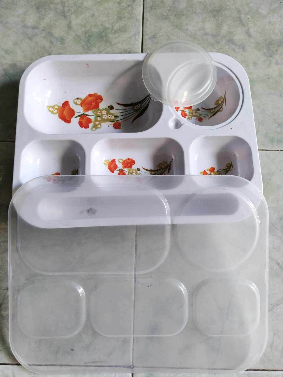 Khay cơm phần 6 ngăn nhựa melamin 33 × 26 × 6 cm cao có ô đựng muỗng đũa và 2 nắp đậy