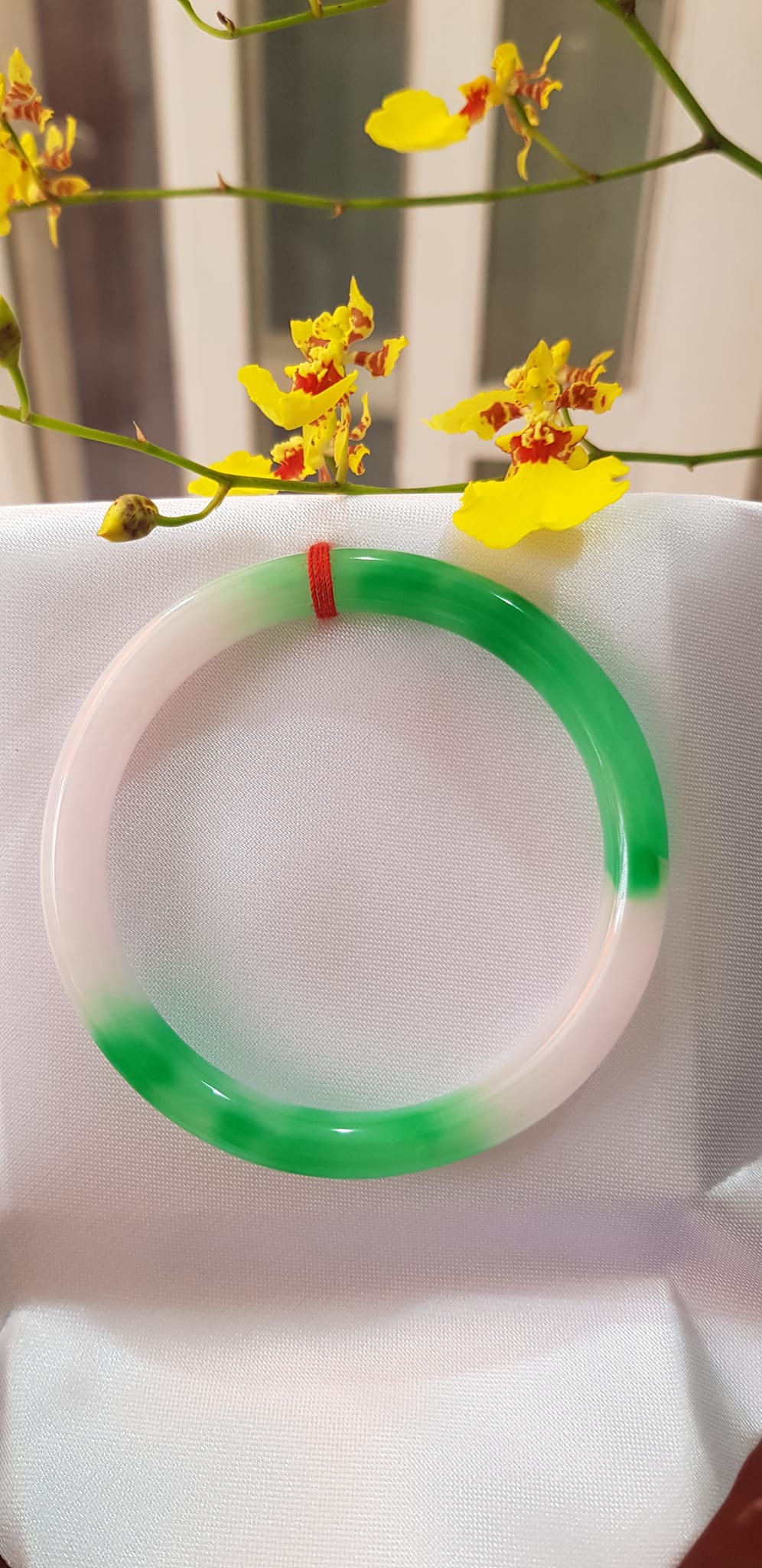 Vòng tay đá Cẩm Thạch mới TR Lý 51mm x cọng 6,2mm Màu Xanh lý 2 bên trắng đều đẹp Nữ 50kg - 53kg đeo lên xinh tay lắm luôn ạ món quà tặng ý nghĩa ạ