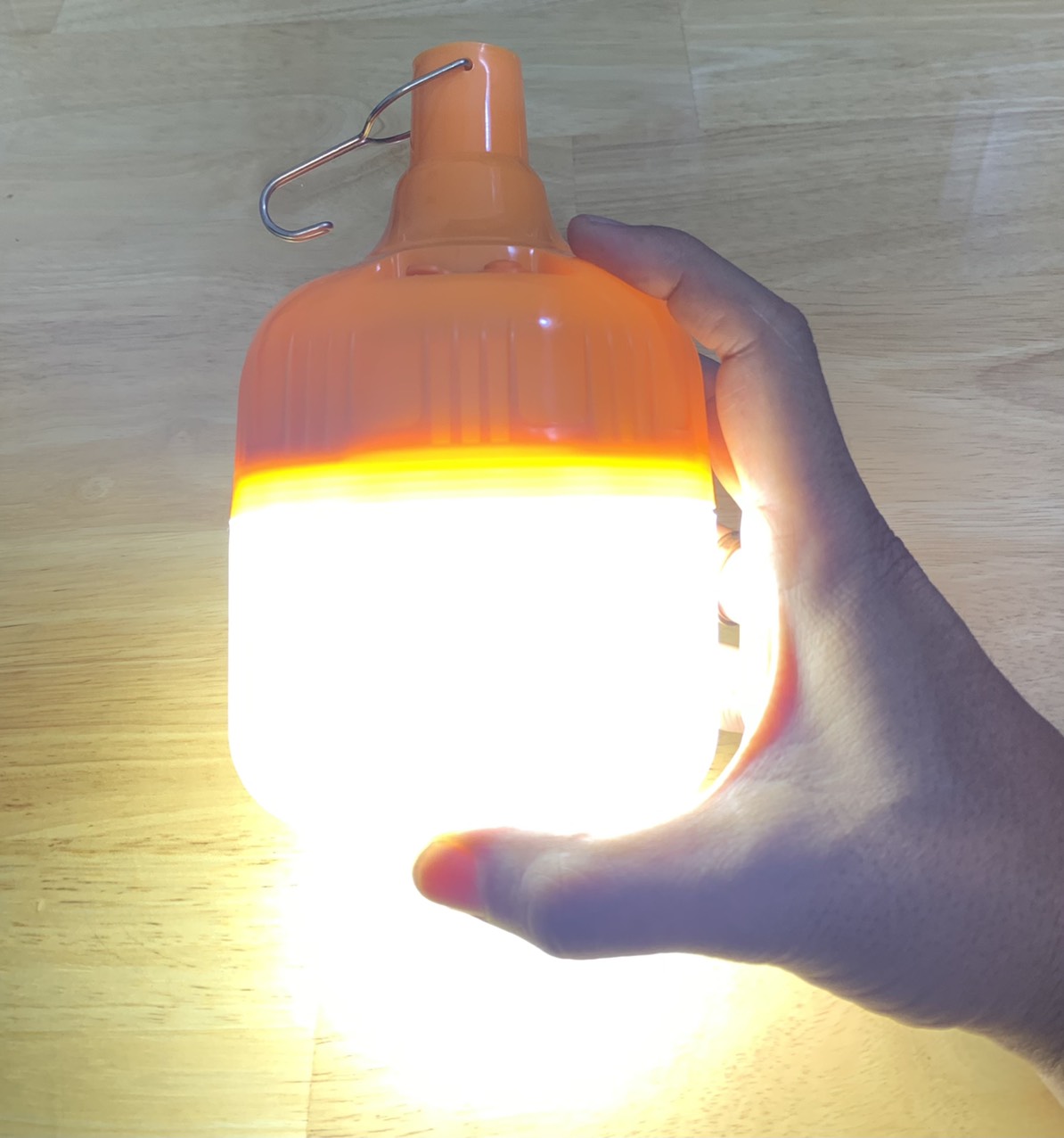 Bóng đèn LED tích điện 150W pin 6h-8h chống nước