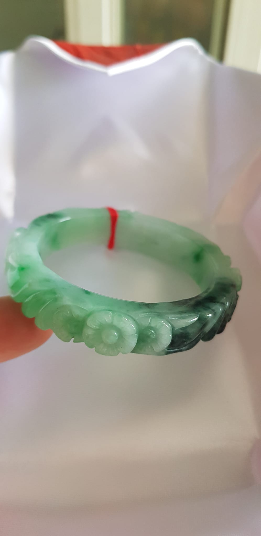 Vòng cẩm thạch tự nhiên chạm Bông Hoa Mai tròn mới đẹp tuyệt vời bản vuông Ni 48mm x cao 12mm x dầy 8mm 100% Đá cẩm thạch thiên nhiên màu Xanh ngọc bóng đẹp đều cả vòng điểm xanh sơn thủy đậm 1 góc thiệt đẹp Nữ 35kg - 48kg đeo ạ