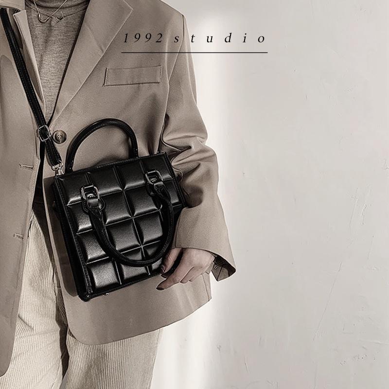Túi xách nữ / 1992 s t u d i o/ SHERA BAG/ Túi form hộp cá tính, unisex, màu đen, da dập vuông chần nổi